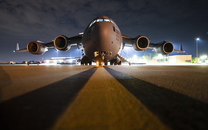 Boeing C-17 Globemaster III, aereo da trasporto militare USA, USAF, notte, aeroporto, US Air Force, aerei USA Sfondo HD