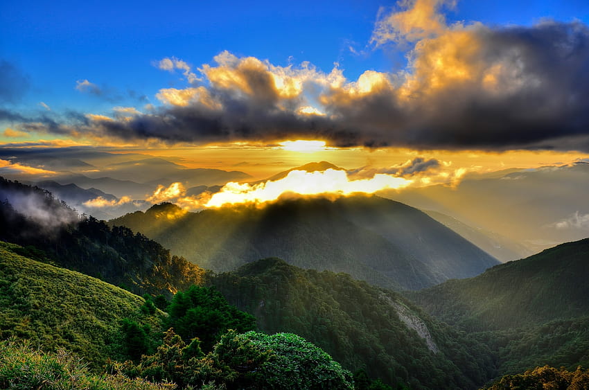Природа, планини, слънце, облаци, лъчи, лъчи, мъгла, утро HD тапет