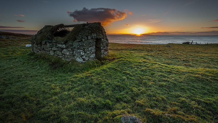 英国スコットランド、ウェールセイ シェトランド諸島にある石造りの小作地の家。 Windows 10 スポットライト 高画質の壁紙