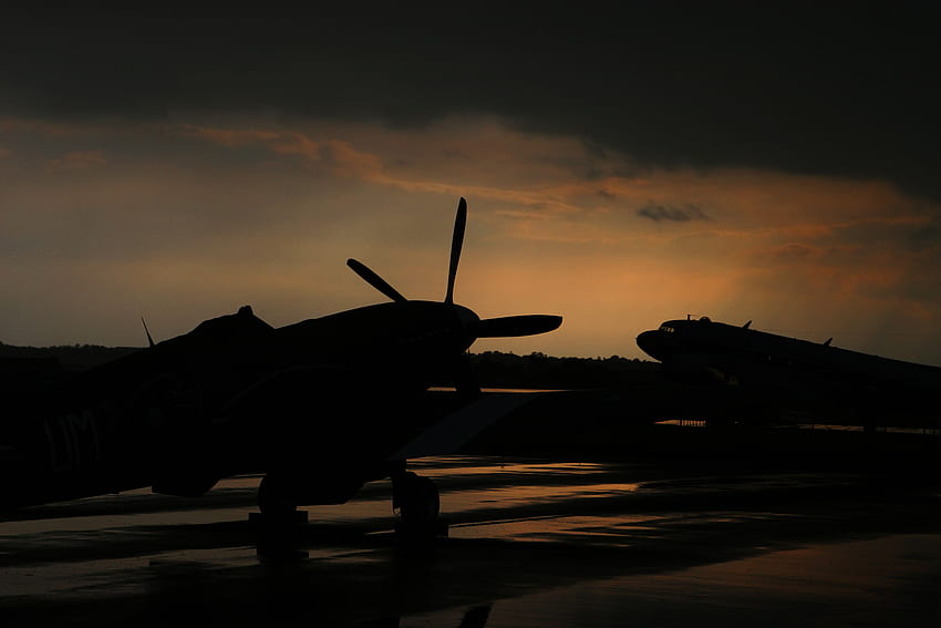 Warbird Sunset, c47, supermarine, classic, ww2, war, skytrain, spitfire, airplane, wwii, antique, plane, clouds, world, boeing, sunset HD wallpaper