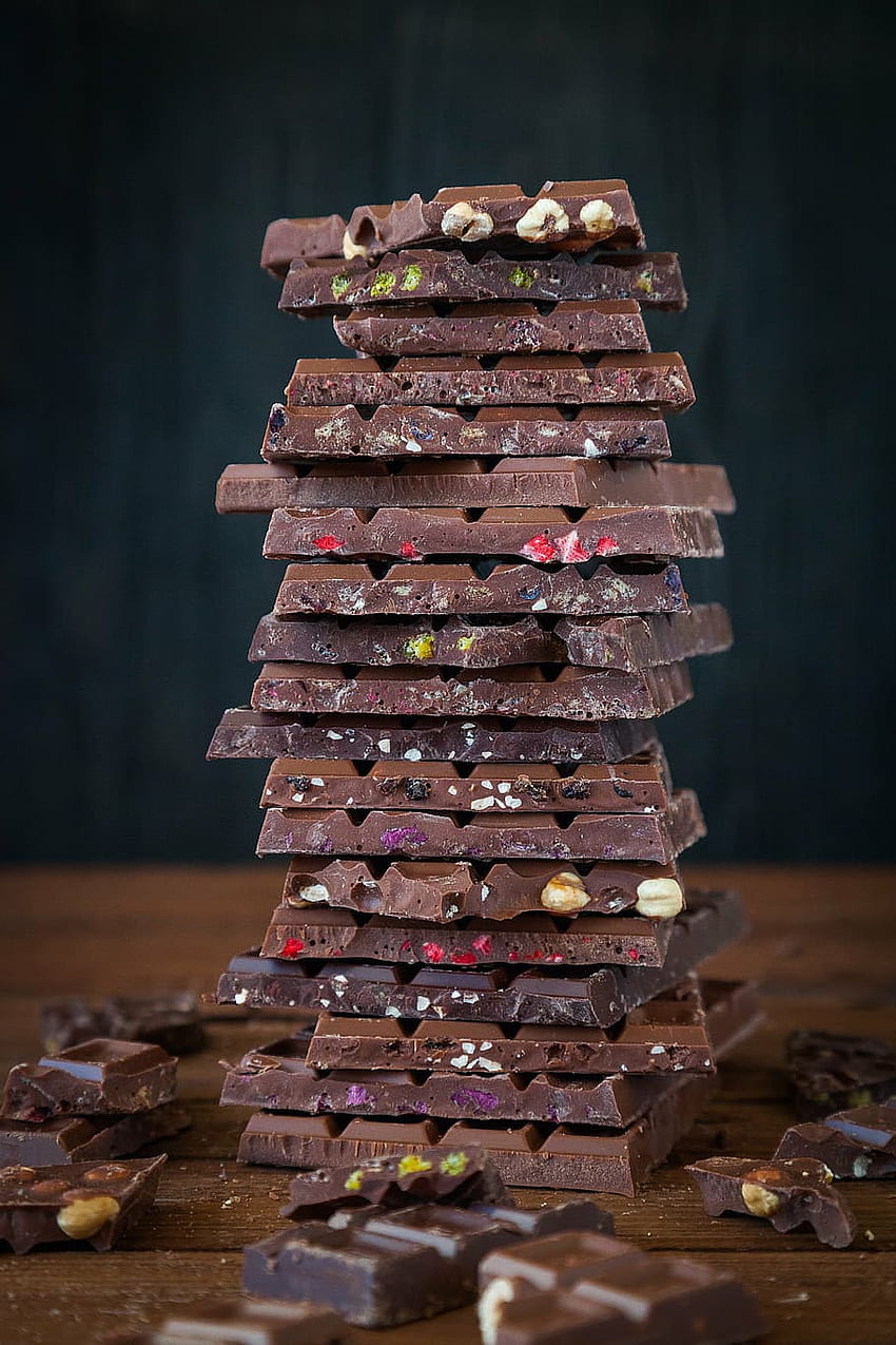 : купчина шоколадови блокчета, изобилие, сладкиши, бонбони, храна, шоколадови бонбони, сладки закуски HD тапет за телефон