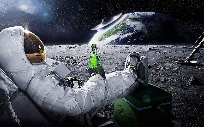 Astronauta bebendo cerveja na lua enquanto assiste à destruição da Terra • For You For & Mobile, Cool Earth Destruction papel de parede HD