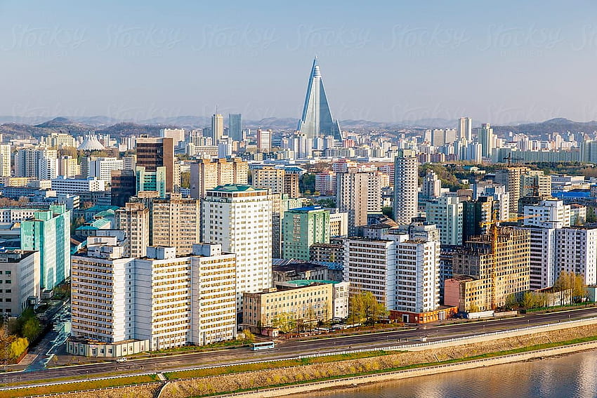 République populaire démocratique de Corée (RPDC), Corée du Nord, Pyongyang, hauteur de la ville dont l'hôtel Ryugyong et la rivière Taedong Fond d'écran HD