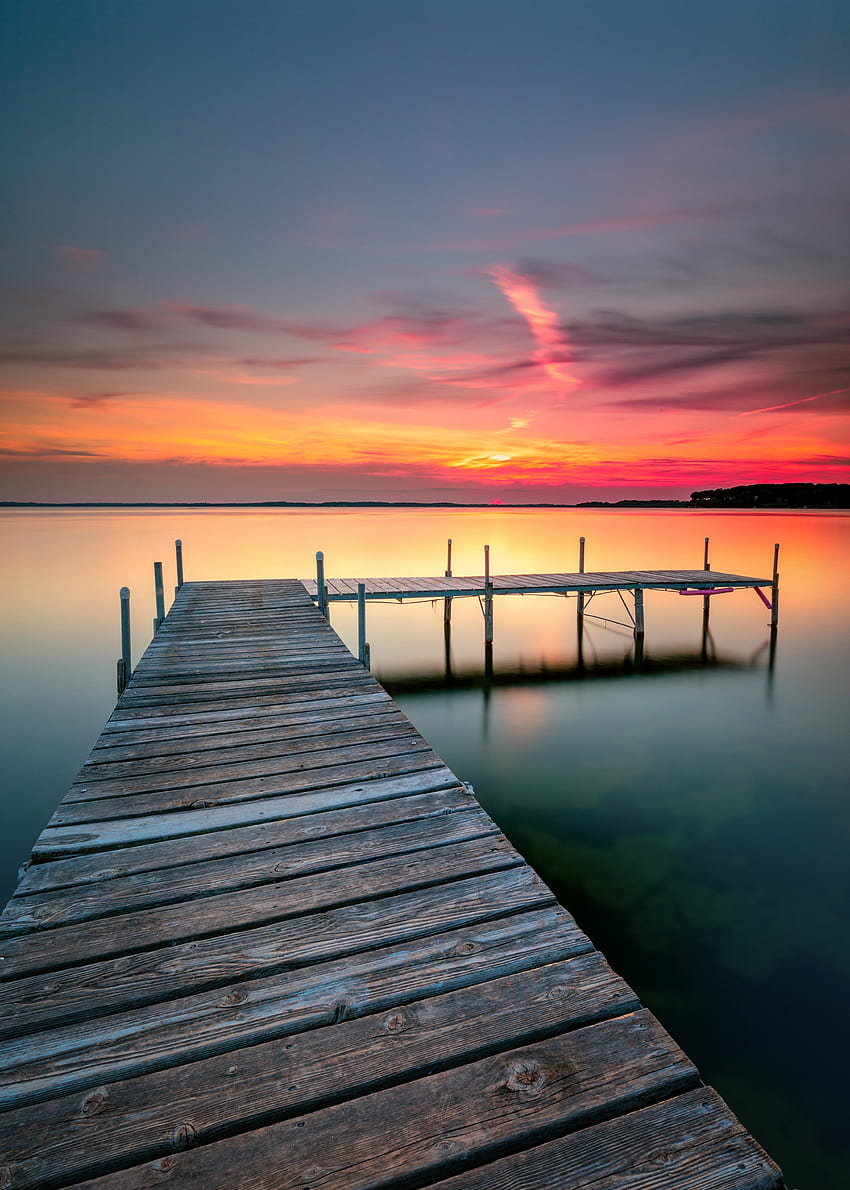 Drewniane molo, spokojne jezioro, zachód słońca Tapeta na telefon HD