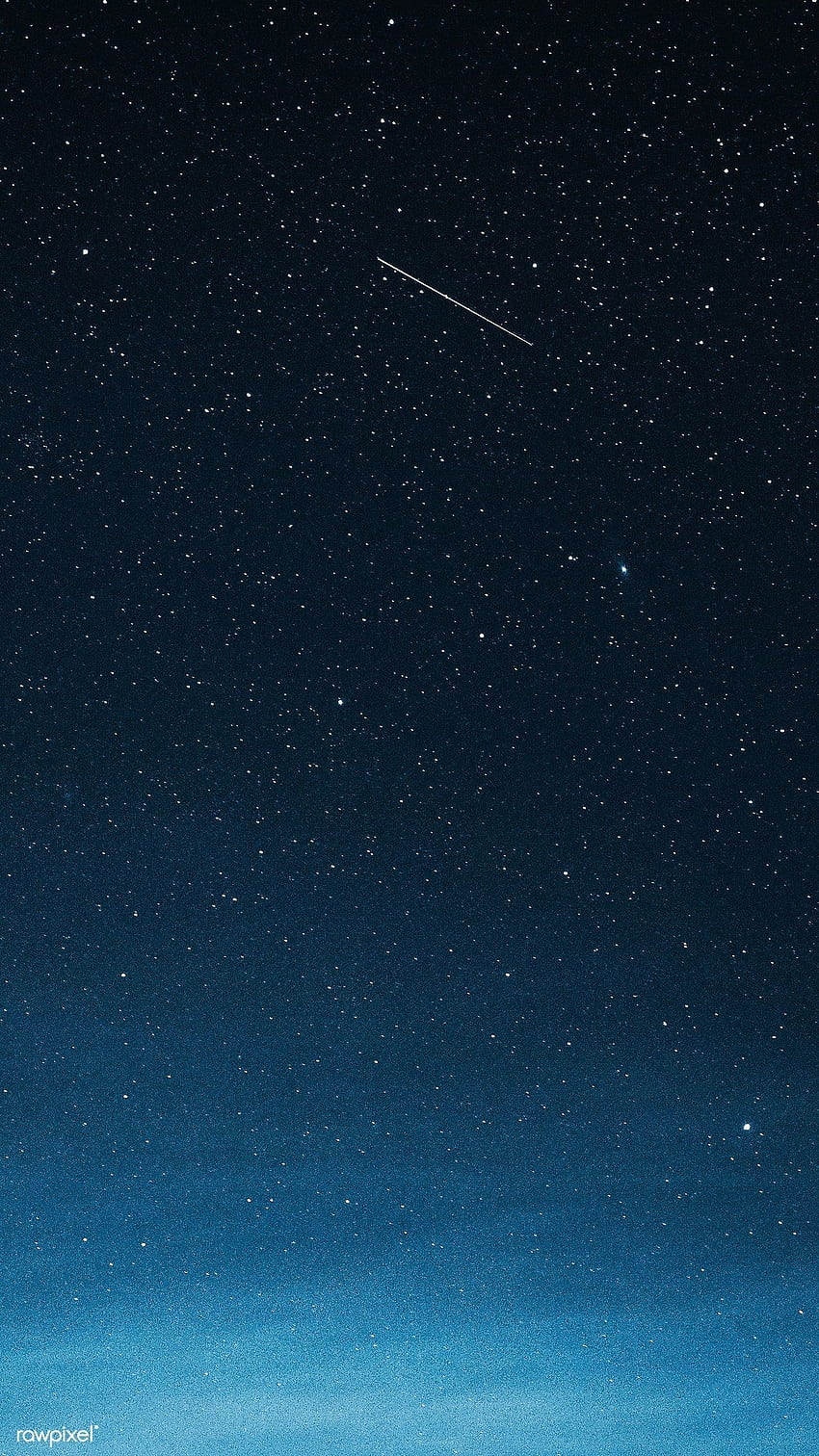 Spadająca gwiazda na ciemnoniebieskim niebie nad Grenlandią. premium przez / Luke Stackpool. Ciemnoniebieski, Błękitne niebo, Błękitna galaktyka, Ciemne niebo z gwiazdami Tapeta na telefon HD