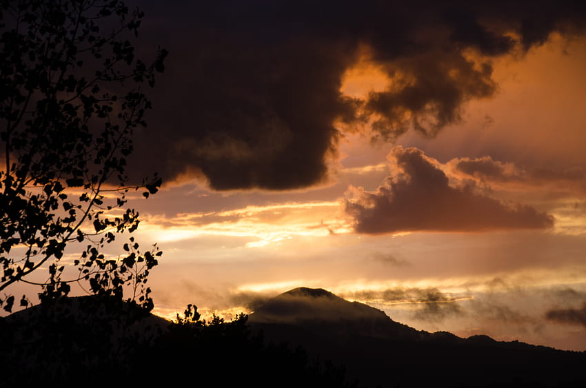 natura, dym, chmury, sylwetka, wzgórze Tapeta HD
