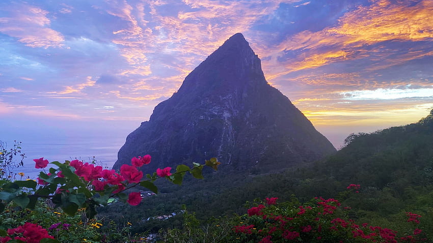 Petit Piton bei Sonnenuntergang vom Ladera Resort, St. Lucia, Berg, Insel, Wolken, Landschaft, Karibik, Himmel, Blumen HD-Hintergrundbild