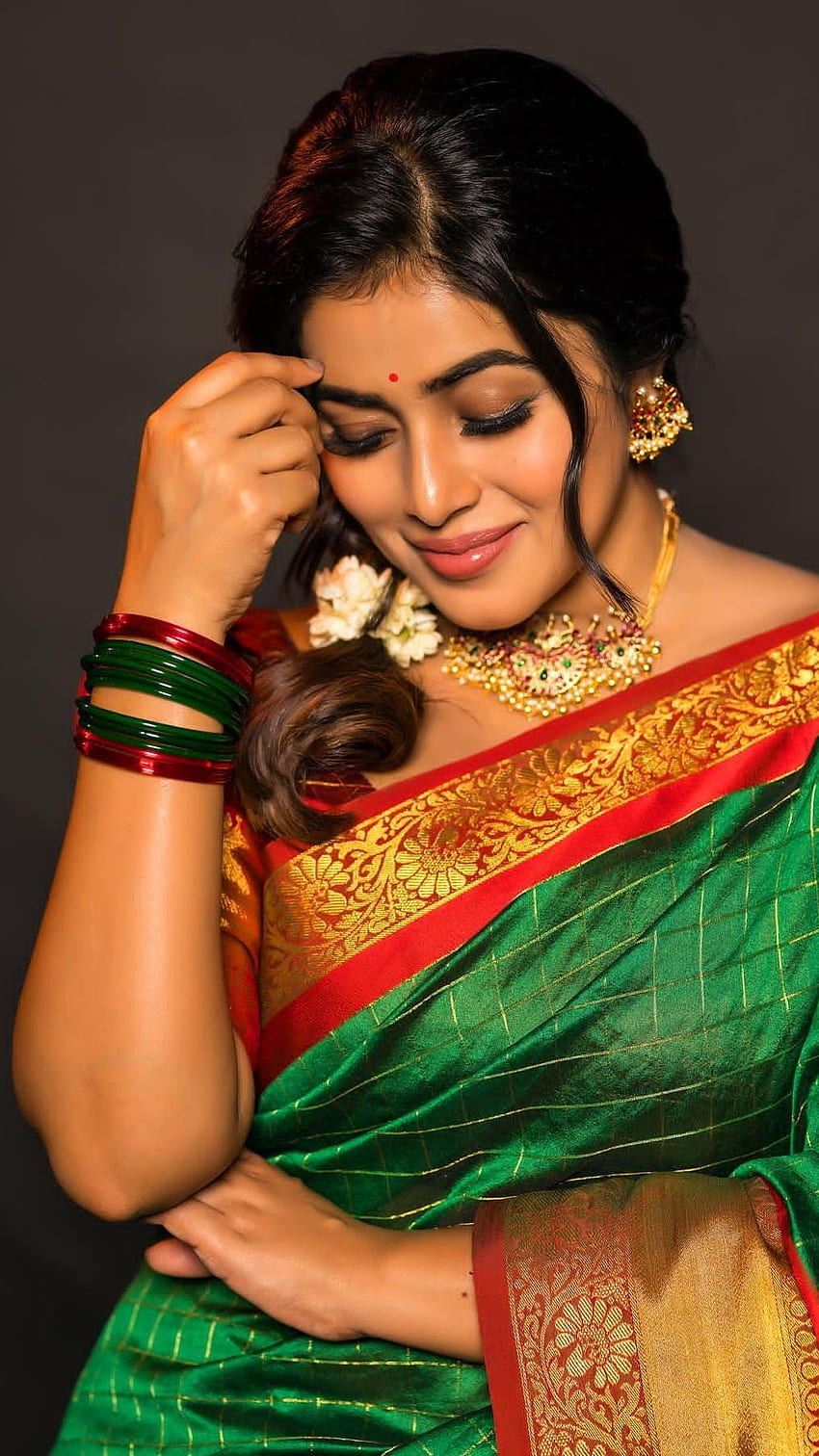 Poorna kasim, telugu aktorka, modelka, shamana kasim, zielony sareelover Tapeta na telefon HD