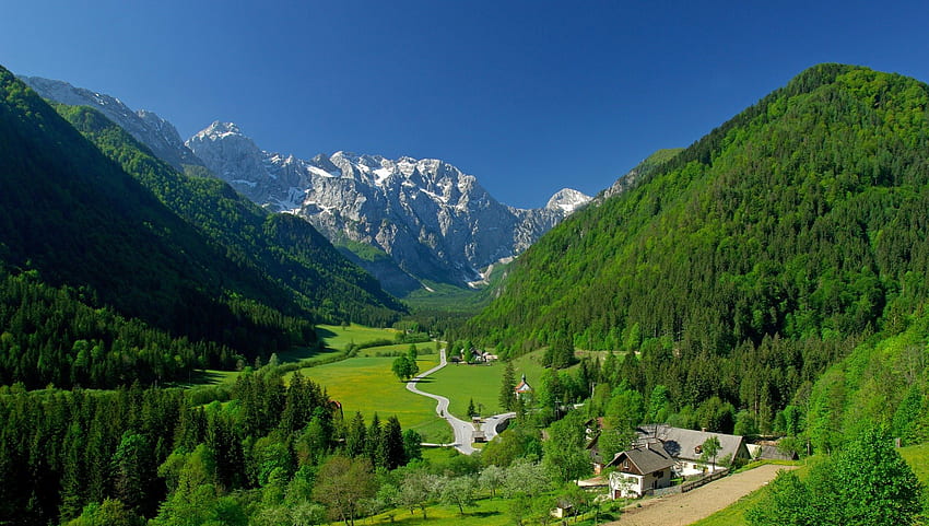 грандиозна алпийска долина през пролетта, долина, път, планини, гора, село HD тапет