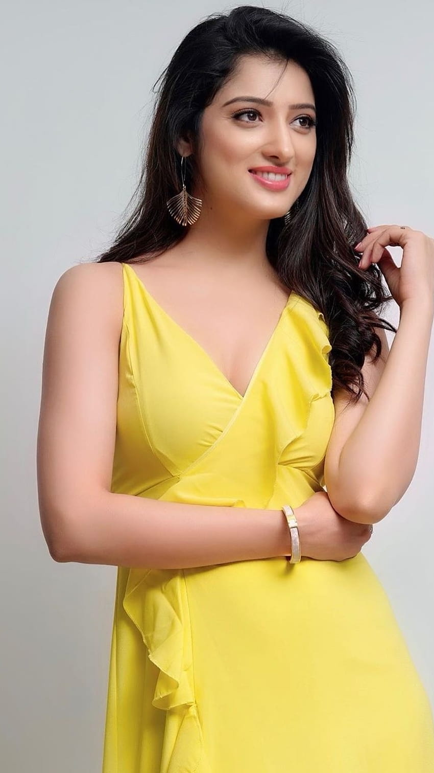 Richa Panai, vestido amarillo fondo de pantalla del teléfono