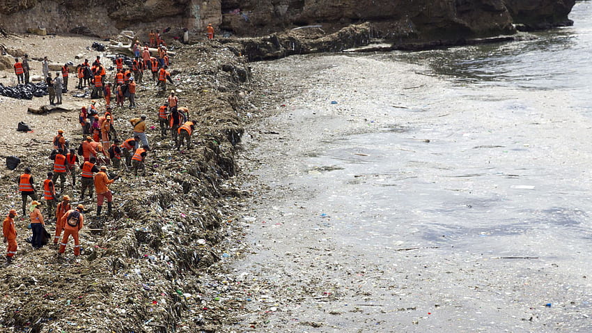 Ordures, déchets plastiques couvrent la plage de la République