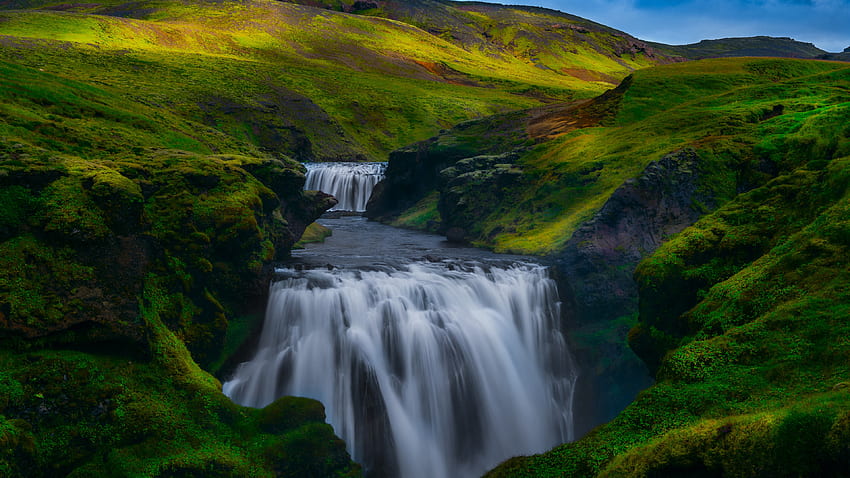 Красив водопад поток водорасли покрити скали камъни планински склон синьо небе фон Природа HD тапет