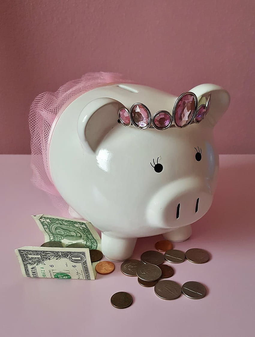 : Sparschwein aus weißer Keramik in der Nähe von Münzen und Banknoten HD-Handy-Hintergrundbild