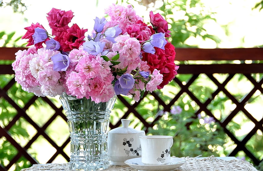 Fleurs, roses, jacinthes des bois, table, vase, service à thé, service à thé Fond d'écran HD