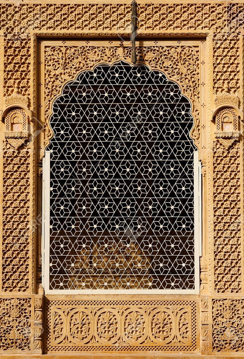 Finestra ornata di beautifolu Haveli nella città di Jaisalmer in India. Architettura indiana, architettura indiana, architettura Mughal Sfondo del telefono HD