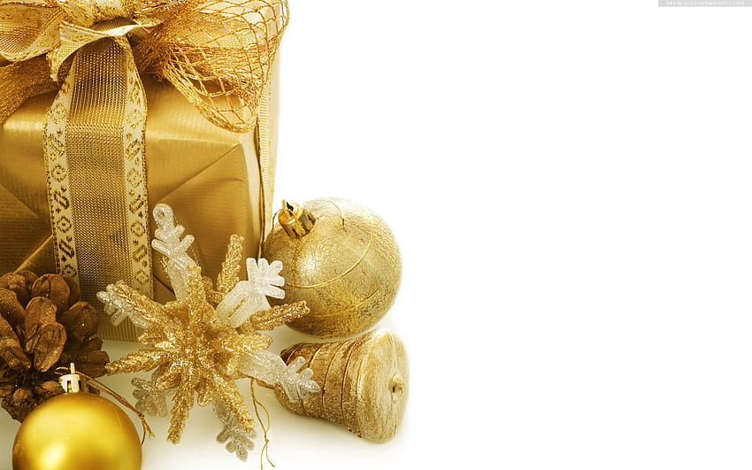Christmas gift for my friend Lioness, christmas gift, decoration, beautiful, balls, gold coloured HD wallpaper