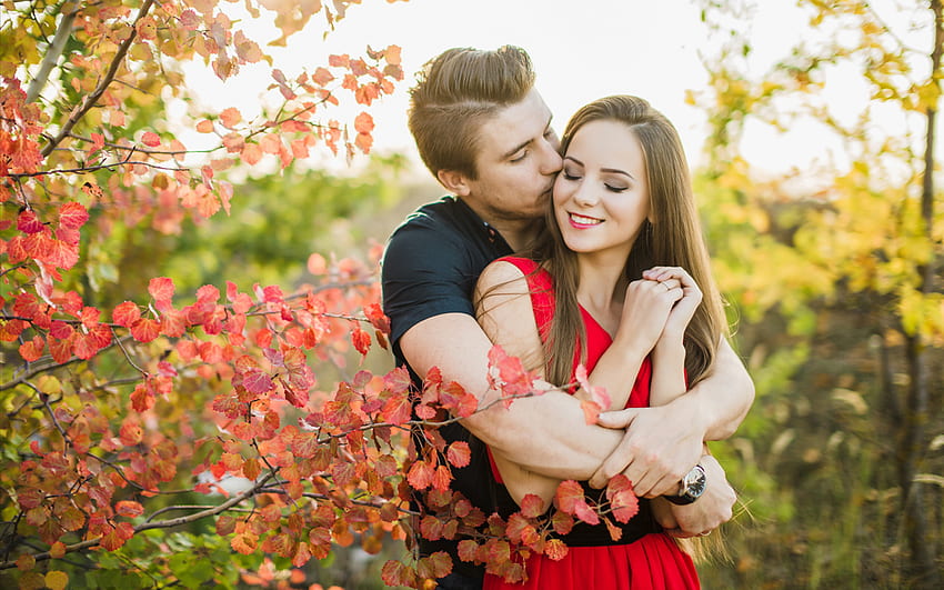 Güzel Sevgi Dolu Çift Doğada Romantik Sonbahar Yaprakları, Aşk Çifti HD duvar kağıdı
