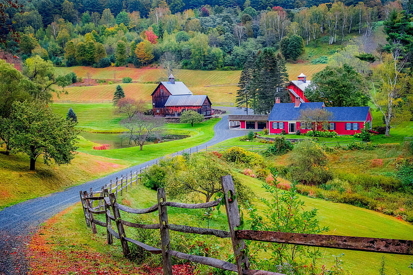 バーモント州の初秋、バーモント州、斜面、秋、色、アメリカ、草、美しい、家、山、静けさ、フェンス、秋、景色、道路、田舎、村 高画質の壁紙