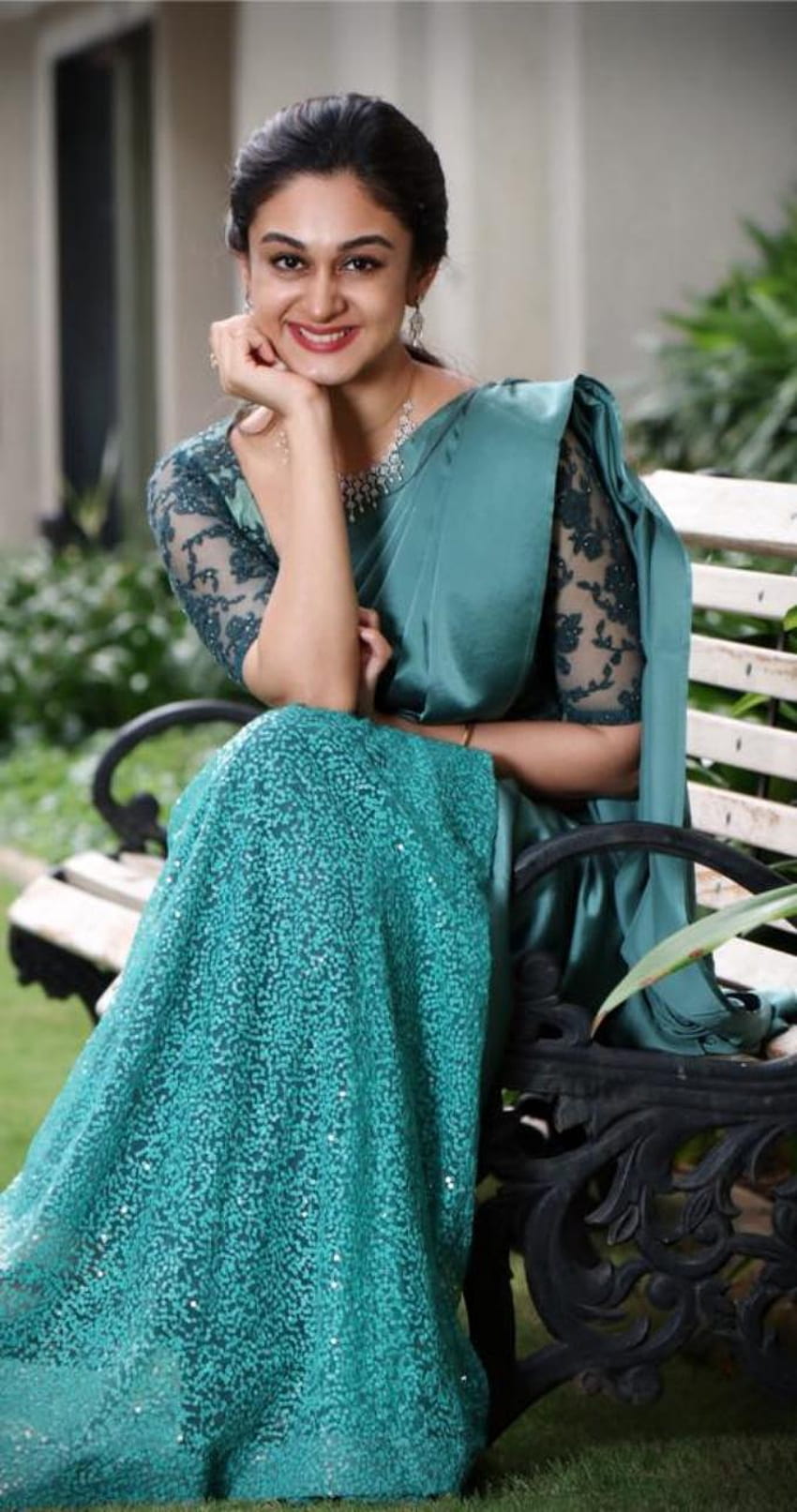 Tamilische heiße Schauspielerin Aishwarya Arjun Neuester in transparentem blauem Saree - Tolly Boost HD-Handy-Hintergrundbild