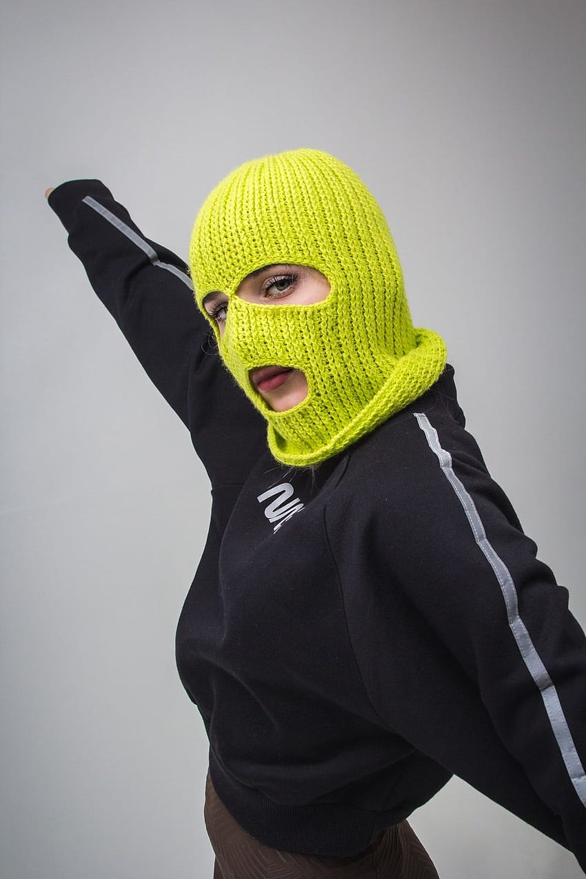 ผู้หญิงในแจ็กเก็ตสีดำกับหน้ากากสกีสีเหลือง – Apparel on Unsplash, Balaclava วอลล์เปเปอร์โทรศัพท์ HD