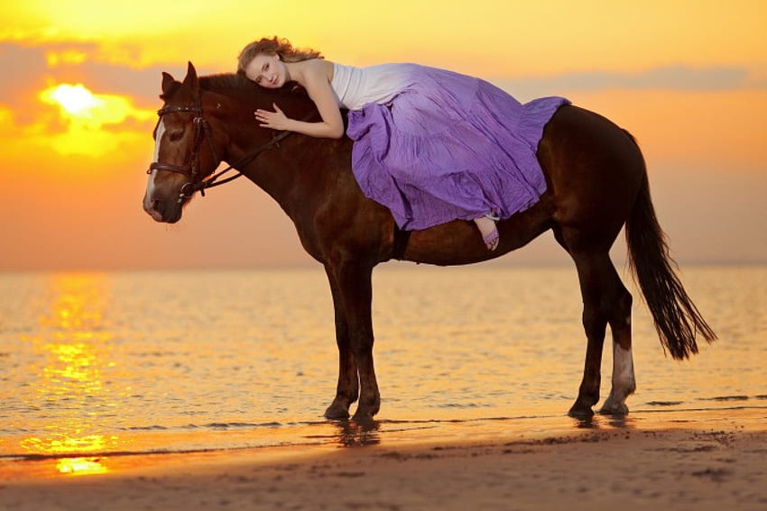 Abend am Strand, Sand, Pferd, Cowgirl, Kleid, Strand, Wolken, Himmel, Wasser, Sonne, Abend, Sonnenuntergang, Meer HD-Hintergrundbild