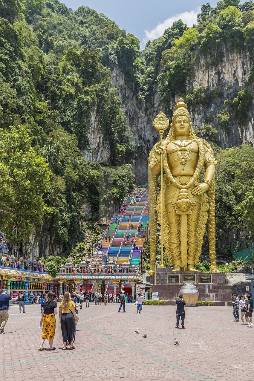 Estatua de Lord Murugan en las cuevas de Batu, Kuala Lumpur, Malasia, Sudeste. - Licencia o impresión por £79.84. fondo de pantalla del teléfono