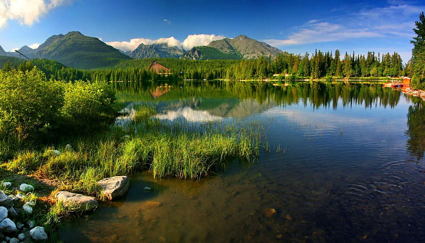 Lake in high Tatras-Slovakia, Tatras, kristal, tepeler, güzel, kıyı, yansıma, dağ evi, Slovakya, güzel, çimen, kayalar, göl, taşlar, dağ, yaz, uçurumlar, aynalı, güzel, doğa, gökyüzü, açık, güzel HD duvar kağıdı