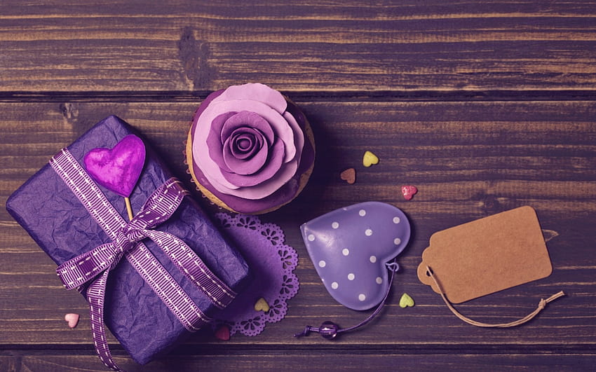 Szczęśliwych walentynek!, wstążka, prezent, fioletowy, walentynki, róża, różowy, drewno, kwiat, karta, serce, kokarda Tapeta HD