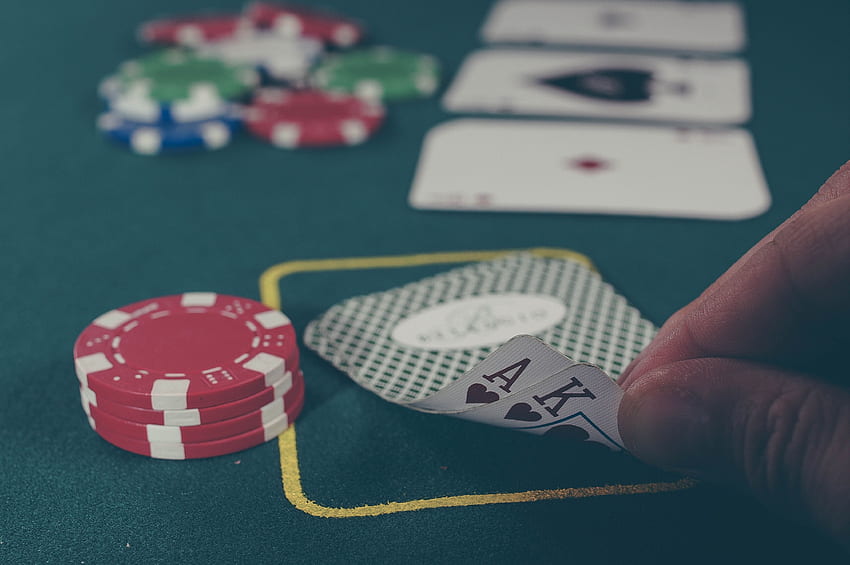 ポーカー テーブルで黒のエースとキング スペードのトランプを持っている人 – ギャンブル 高画質の壁紙