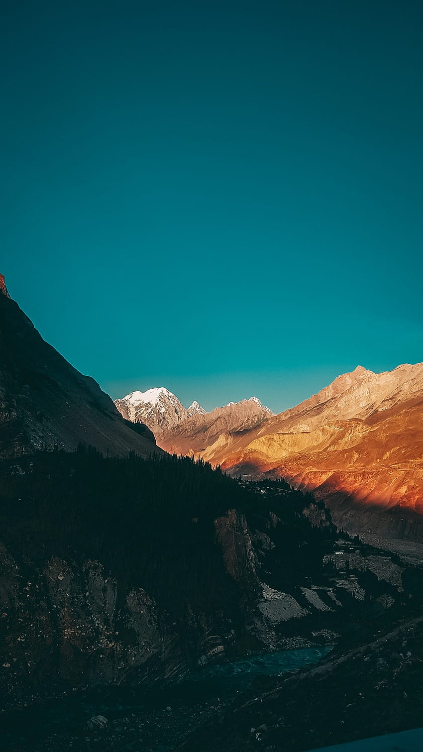 brązowe i białe góry pod błękitnym niebem w ciągu dnia – dolina Hunza Tapeta na telefon HD