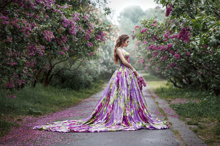 Model Enjoying the Lilac Blooms, model, brunette, flowers, dress, lilac HD wallpaper