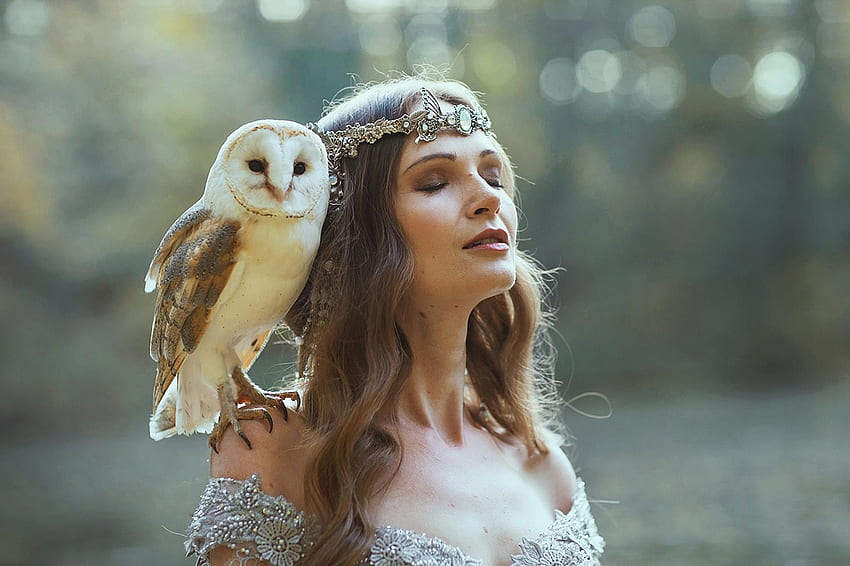 Princess with her owl, bird, bufnita, girl, owl, pasari, princess, model, woman, jewel, marketa novak, face HD wallpaper