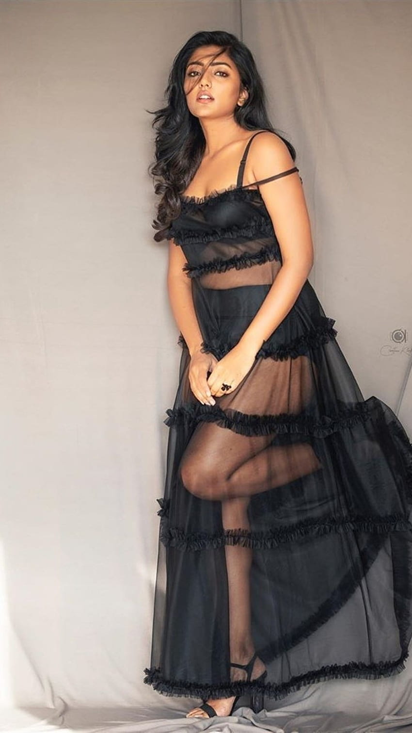 Eesha Rebba, robe noire Fond d'écran de téléphone HD