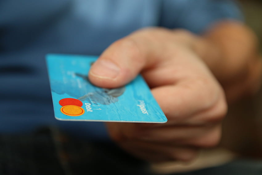 Pessoa segurando cartão de débito · Estoque, cartão de crédito papel de parede HD
