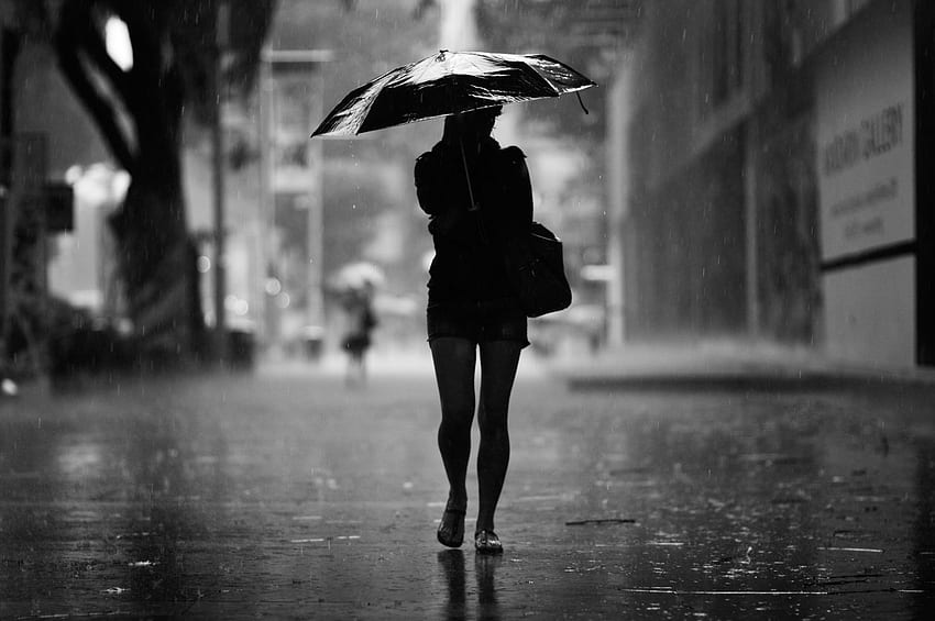 傘をさして雨の中を歩く女性 - - 高画質の壁紙