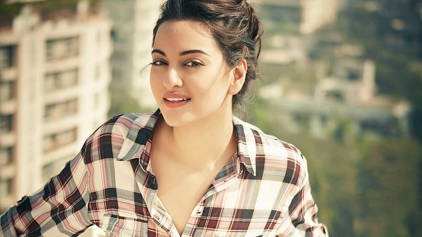 bollywood actress : sonakshi sinha HD wallpaper