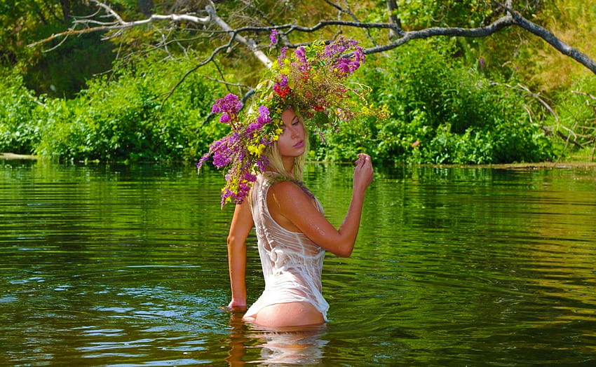 Bathing Beauty, graphy, ผมบลอนด์, ศิลปะ, หญิงสาว, สวย, เงียบสงบ, มงกุฏดอกไม้, การอาบน้ำ, อิสตรี, ธรรมชาติ, ดอกไม้, น้ำ วอลล์เปเปอร์ HD