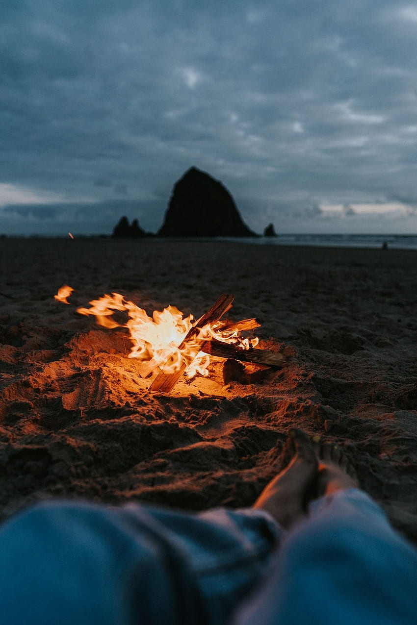 Beach Fire . , Campfire Night HD phone wallpaper