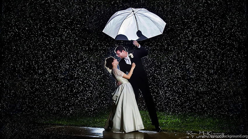 Романтика на любовна двойка на фона на дъжда HD тапет