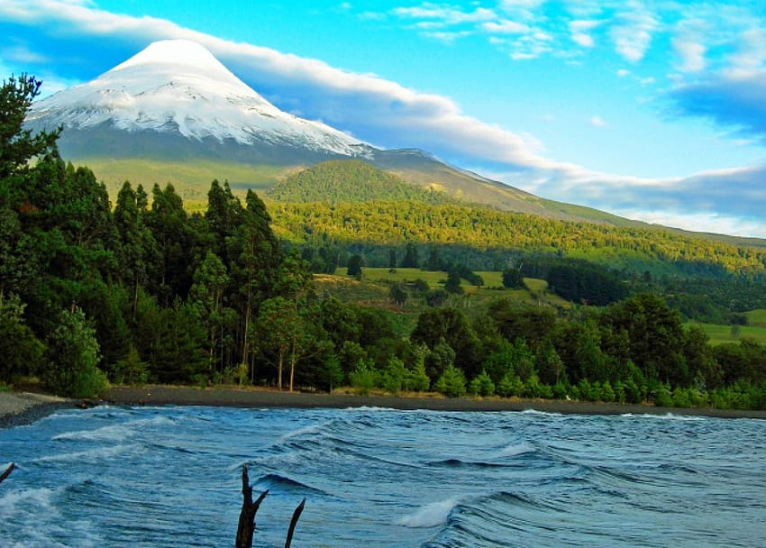 Przed zachodem słońca na wulkanie Osorno, Chile, prerie, wulkan, niebo, piękny, ośnieżony szczyt, las, jezioro Tapeta HD