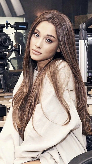 Ariana Grande wore her hair down during Sweetener tour