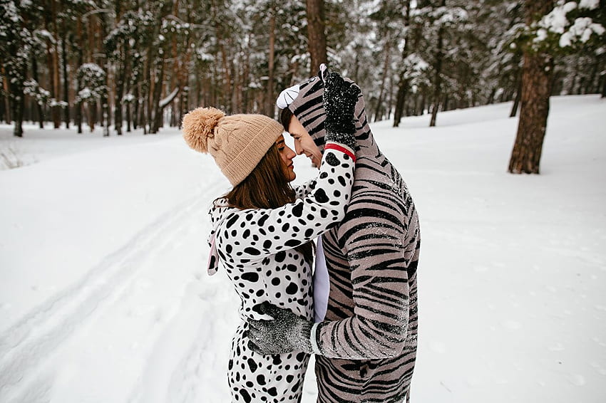 Hombres 2 Amor abrazos Invierno Sombrero de invierno mujer joven fondo de pantalla