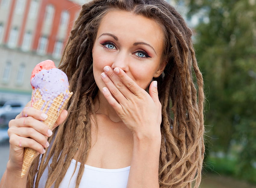 아이스크림을 먹는 여자, 여자, 얼음, 크림, 아름다움, 먹기 HD 월페이퍼