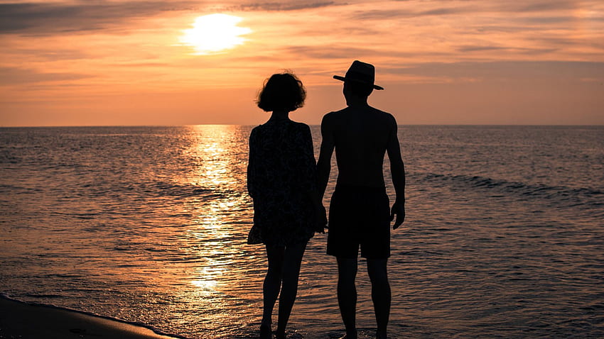 พระอาทิตย์ตก ท้องฟ้า ทะเล ดวงอาทิตย์ สนธยา ฤดูร้อน ความรัก คู่ พลบค่ำ มือ หญิงสาว ผู้ชาย โรแมนติก ความสัมพันธ์ วอลล์เปเปอร์ HD