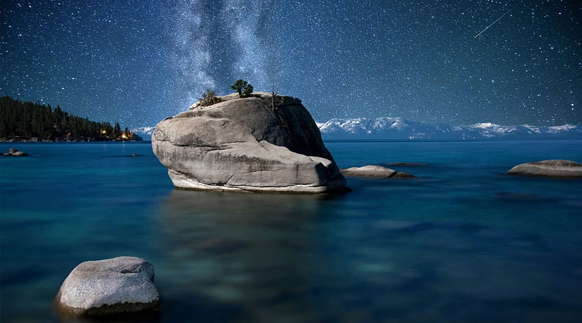 masso in un lago sotto un cielo notturno stellato, notte, stelle, rocce, lago, masso Sfondo HD