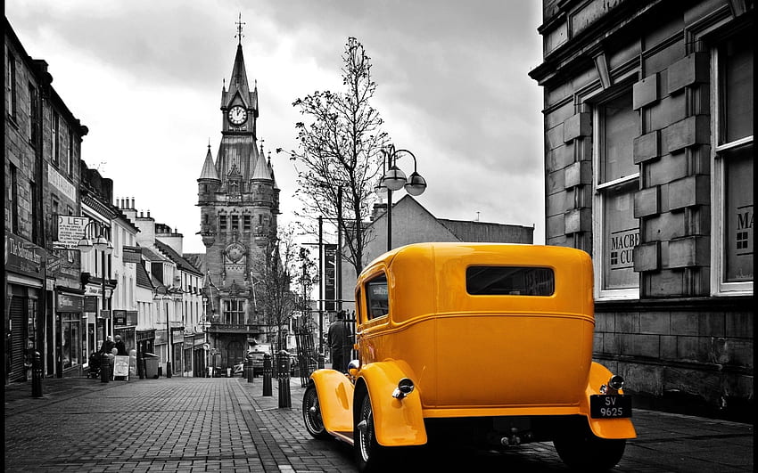 회색 도시의 빈티지 노란색 자동차. HD 월페이퍼