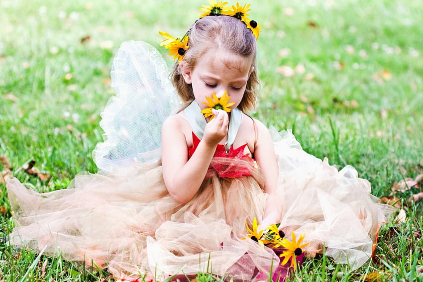 Süße Fee, süß, Flügel, Blätter, entzückend, Blumen, Gras, Mädchen, Kind HD-Hintergrundbild