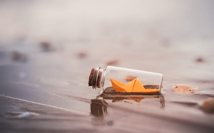 bote de papel en una botella, bote de papel naranja, mensaje en una botella, playa, conceptos de viaje, viajes de verano fondo de pantalla