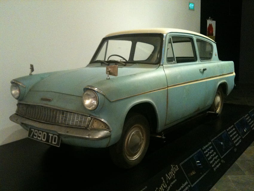 Flying Ford Anglia from Harry Potter and the Chamber of Secrets at the ArtScience Museum, Singapore, Harry Potter Flying Car HD wallpaper