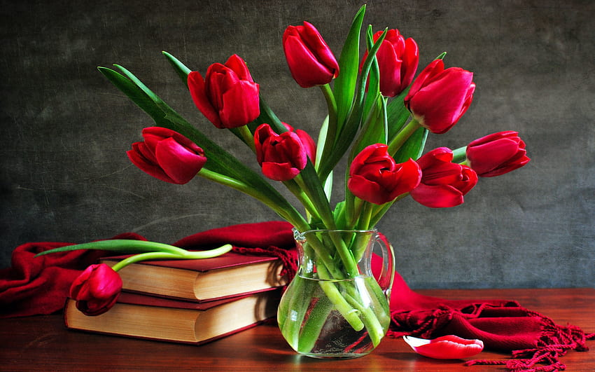 Цветя, лалета, книги, маса, ваза, венчелистче, нос HD тапет